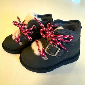 carter’s faux fur winter boots, glitter laces, a toddler 4, velcro closure